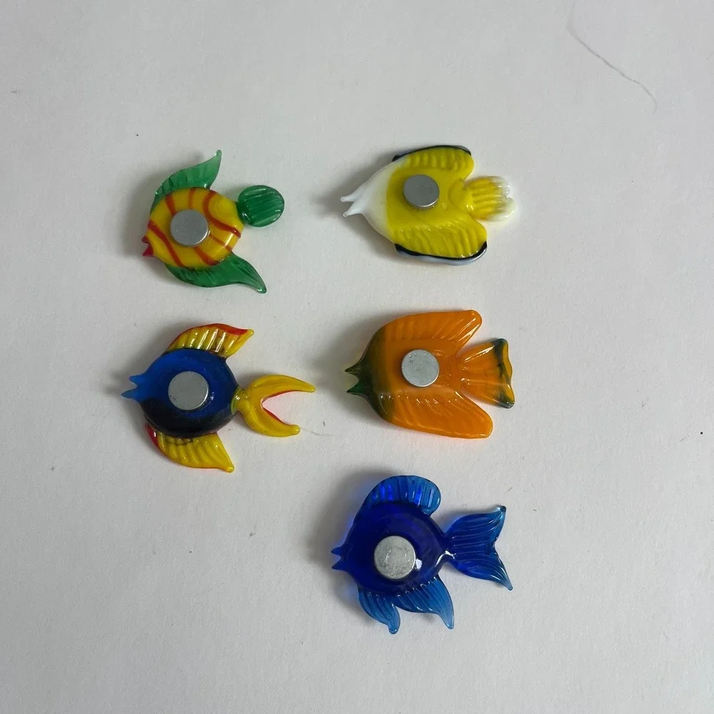 Vintage Set of 5 Blown Glass Tropical Fish Magnets Colorful Art Glass Nautical - Picture 2 of 11